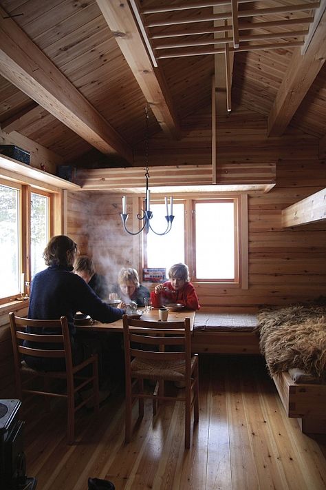 Norway Home Design, Alaska House Interior, Norway House Interior, Norway Cabin, Arctic Cabins, Swedish Cabin, Norwegian Cabin, Hut Ideas, Minimalist Cabin