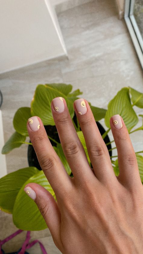 Minimalist Nails Smiley Face, Cute Short Nails Smiley Face, Flower And Smiley Face Nails, Gel Nail Designs Smiley Face, Gel Mani Short Nails Natural Design, Smiley Face Nails Natural, Pastel Smiley Face Nails, Emily Face Nails, Fall Smiley Face Nails