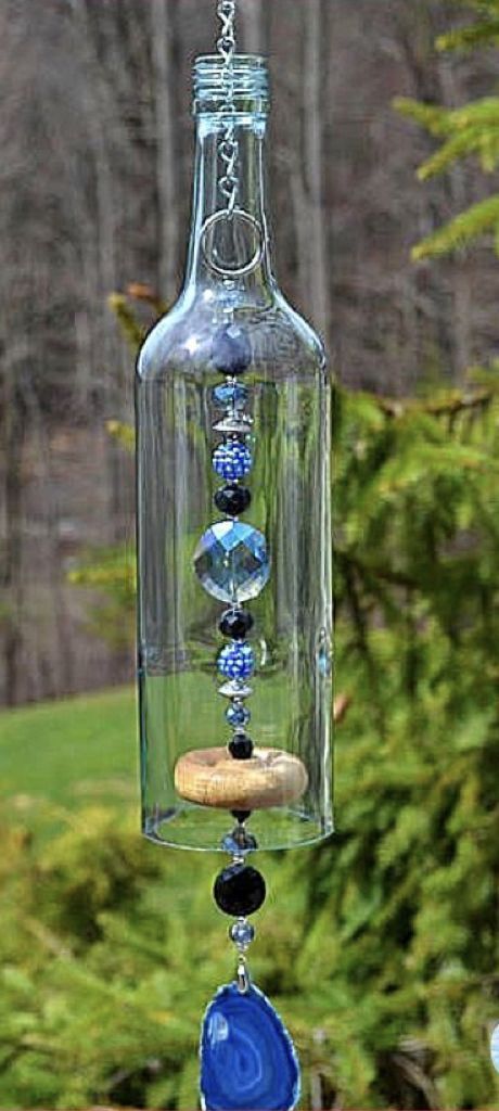 Crafts From Outdoor Stuff, Bottle Wind Chimes Diy, Glass Bottle Wind Chimes Diy, Cut Glass Bottle Crafts, Wine Bottle Wind Chime Diy, Things To Do With Glass Bottles, Diy Wind Chimes Recycled, Glass Bottle Recycling Ideas, Windchimes Homemade