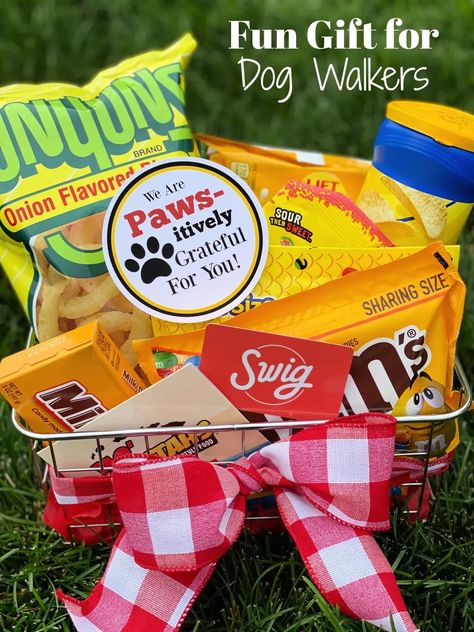 Fun Gift for Pet Sitters. This is the best way to thank your dog walker/pet sitter. They will love this cute gift basket. #giftidea #petsitter #dogwalker #thankyougift Dog Lovers Basket Ideas, Doggie Gift Basket Ideas, House Sitter Gift Basket, Pet Sitter Gift Ideas, Dog Sitter Gift Ideas, Dog Theme Raffle Basket, Gift Basket For New Puppy, Dog Sitter Gift, Dog Gift Basket