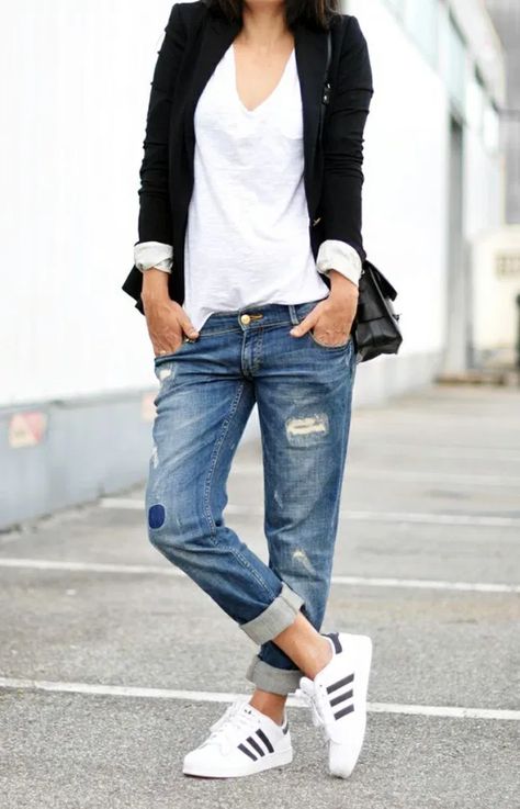 Street Style Boyfriend Jeans, Adidas Street Style, Dresses Casual Modest, Outfit Ideas Comfy, Vestiti In Jeans, Comfy Jeans Outfit, Looks Adidas, Casual Sporty Outfits, Boyfriend Jeans Outfit