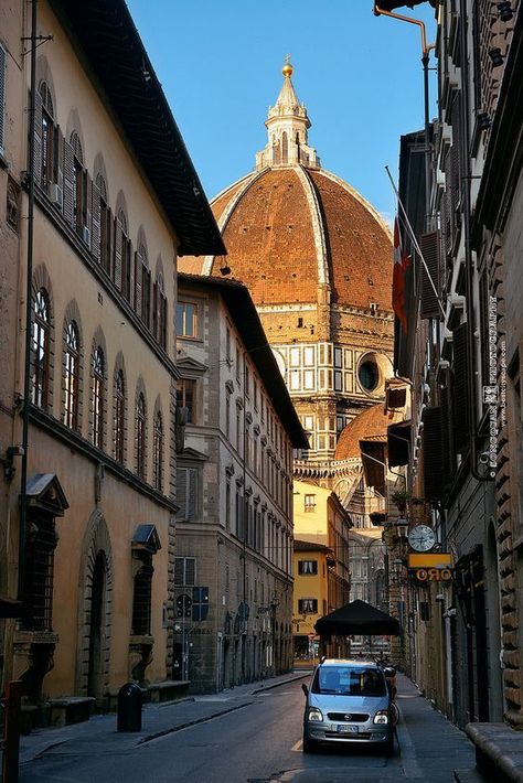 Florence in Tuscani Florence Travel Guide, Italy Vibes, Visit Florence, Florence Travel, Florence Tuscany, Italy Summer, Places In Italy, Italy Aesthetic, Europe Summer