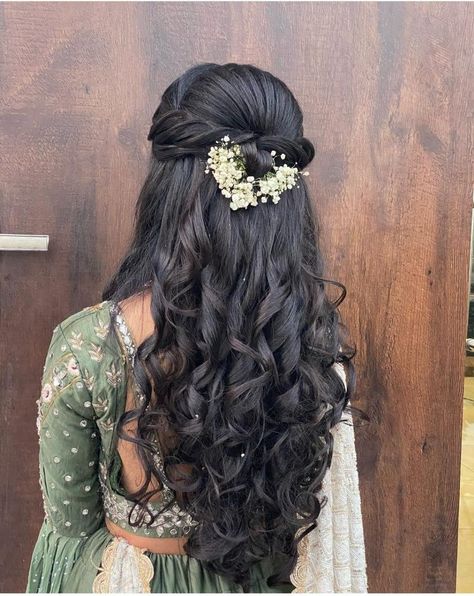 Half Up Indian Hairstyle, Reception Hairstyle Open Hair, Open Hairstyles For Indian Bride, Half Updo Indian Wedding, Open Hairstyle On Lengha, Hairstyles For Langa Davani, Hair Styles For Lehangas, Wedding Hairstyles For Lehanga, Tongs Hairstyle