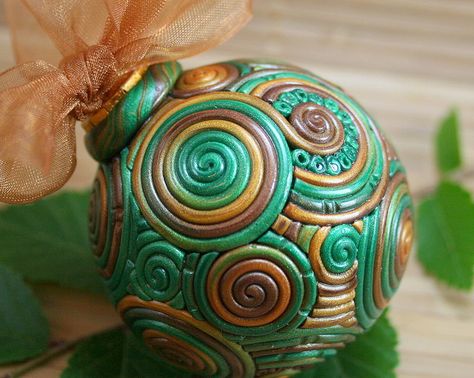 Xmas bauble in polymer clay Polymer Clay Christmas Baubles, Air Dry Clay Christmas Baubles, Ceramic Christmas Baubles, Polymer Ornaments, Polymer Clay Ornaments Sculptures & Statues, Ceramic Baubles, Fimo Crafts, Pc Ideas, Coil Pottery