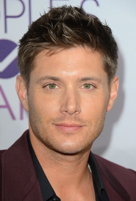 This "Oh My God Are Those Eyes Even Real" Stare Jensen Ackles Haircut, Princeton Haircut, Ivy League Haircut, Jesen Ackles, Jensen Ackles Supernatural, Hairstyle Names, Supernatural Dean, Odaiba, People's Choice Awards