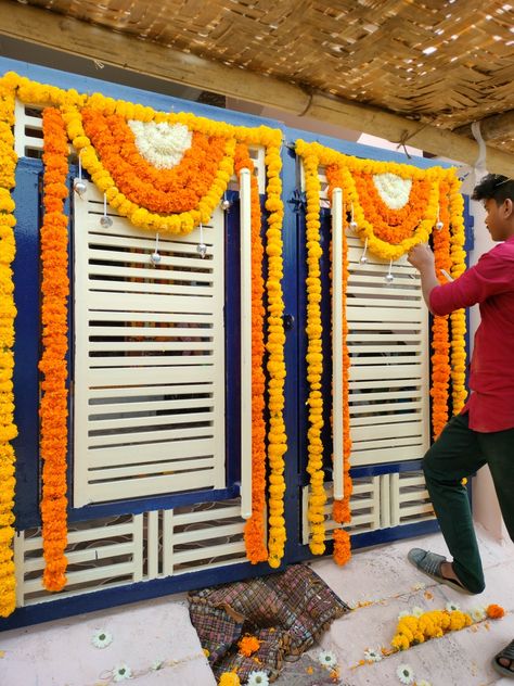 House Gate Decorations Wedding, Inauguration Decoration Ideas, Pooja Room Decoration Ideas, Pelli Decoration, Marriage Vibes, Pooja Photos, Doors Decoration, Door Flower Decoration, Stage Decoration Photos