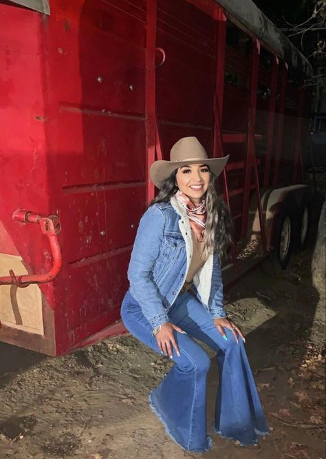 Charlie Horse Hats Outfit Fall, Grey Felt Hat Outfit, Western Outfits Women Jean Jacket, Vaquera Winter Outfit, Simple Rodeo Outfits, Baile Outfits Jaripeo Winter, Fall Vaquera Outfits, Simple Rodeo Outfits For Women, Winter Jaripeo Outfits