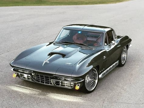 Chevrolet Corvette C2 (1963-1967) . Chevrolet C2 Corvette Stingray Convertible (1965) . If you're searching for a cool rendition of one of… C2 Corvette, Corvette C2, Cool Old Cars, Vw Gol, Chevy Muscle Cars, Chevrolet Corvette Stingray, Classic Cars Trucks Hot Rods, Custom Muscle Cars, Classic Sports Cars