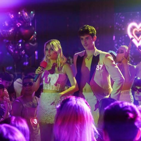 Manu Ríos and Valentina Zenere in Elite (2018) Fiesta Outfit, Netflix Original Series, Pink Valentines, Pink Parties, Valentines Party, Valentines Day Party, Day Party, Twin Flame, Series Movies