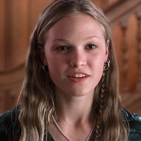 icons — Kat Stratford icons like or reblog if you... Patrick Verona, Kat Stratford, Julia Stiles, 10 Things I Hate About You, Film Aesthetic, Aesthetic Hair, Looks Vintage, Pretty Hairstyles, Verona