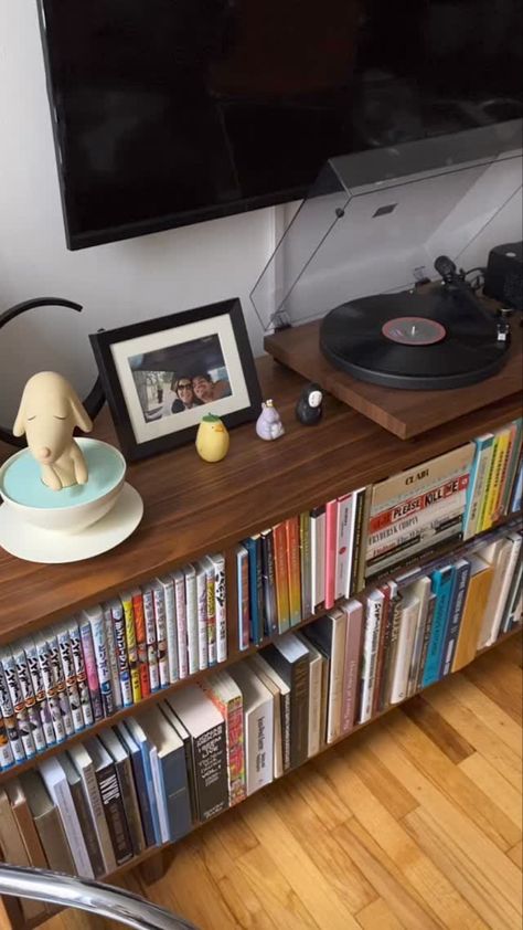 Books On Tv Stand, Bookshelf Under Tv, Tv Bookshelf, Japanese Apartment, Nyc Apartment, Dream House Interior, Tv Console, Apartment Inspiration, Room Ideas Bedroom