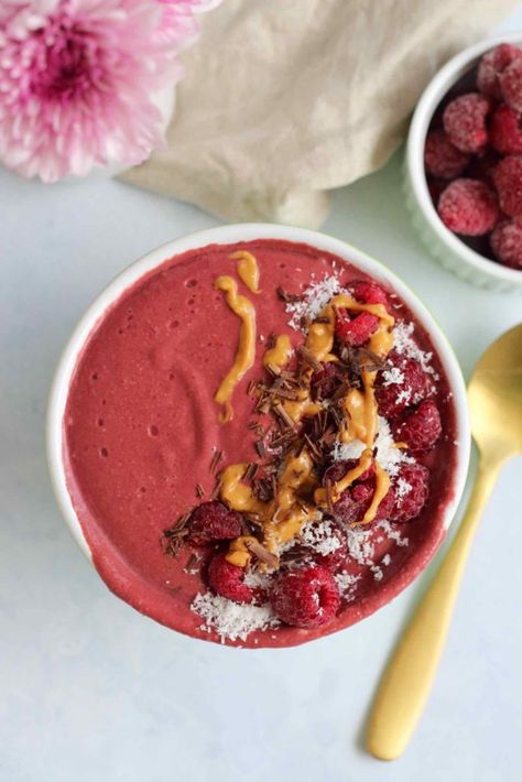 Low fructose raspberry ripe smoothie bowl recipe. Perfect Smoothie Recipe, Healthy Drink Recipes Smoothies, Bad Carbohydrates, Paleo Drinks, Mindset Work, Frozen Raspberries, Easy Healthy Smoothies, Desiccated Coconut, Creamy Smoothies