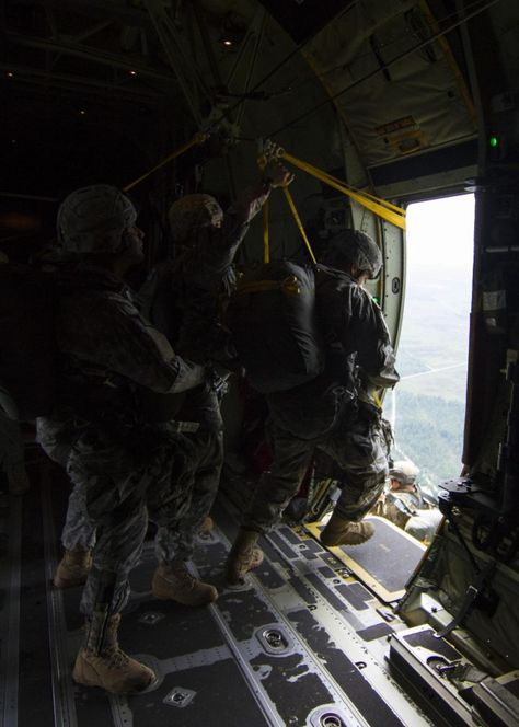 173rd Airborne paratroopers never tire of jumping from planes | Article | The United States Army Army Basic Training, Special Forces Army, Air Force Women, Airborne Army, Best Airplane, Army Images, C 130, Army Pics, Joining The Army