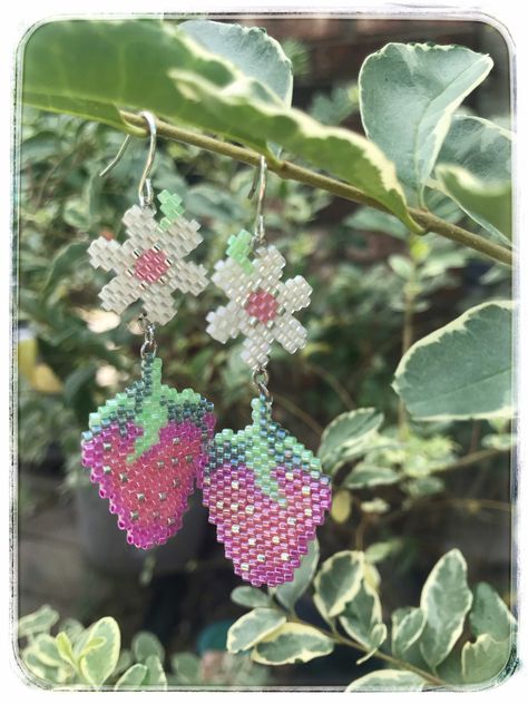 Cute enough to eat! Hand beaded strawberry earrings! Strawberry Sherbet, Stitch Beads, Hand Beaded Earrings, Diy Seed Bead Earrings, Valentines Earrings, Beaded Earrings Tutorials, Beading Crafts, Seed Beading, Brick Stitch Earrings