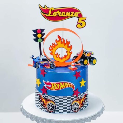 Bolo Tema Hot Wheels, Bolo Hot Wheels Chantilly, Bolo Da Hot Wheels, Hot Wheels Cake Ideas, Hotwheels Birthday Cake, Festa Monster Truck, Hot Wheels Themed Birthday Party, Bolo Hot Wheels, Blaze And The Monster Machines Party