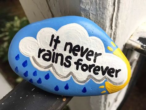 DIY Ideas of Painted Rocks with Inspirational Quotes Inspirational Rocks, Rock And Pebbles, Painted Rocks Craft, Painted Rocks Diy, Rock Painting Ideas Easy, Rock Painting Patterns, Kindness Rocks, Rock Painting Designs, Stone Crafts