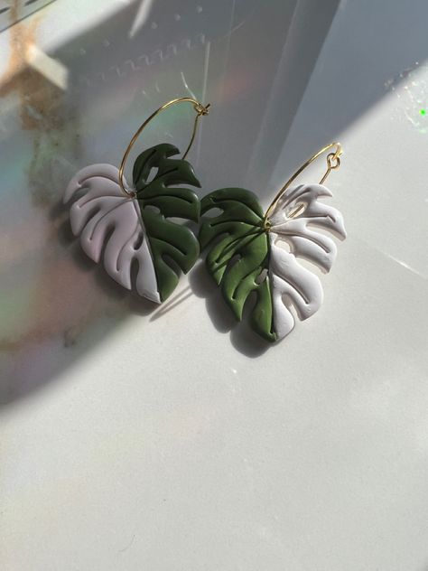 Fimo Leaf Earrings, Monstera Polymer Clay Earrings, Polymer Clay Plant Earrings, Plant Clay Earrings, Earring Business, Gold Neck Chain, Monstera Earrings, Variegated Monstera, Diy Jewelry Set