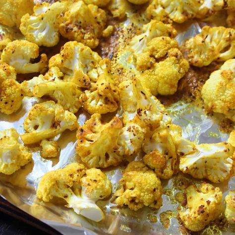 Try this simply delicious, melt-in-your-mouth, roasted cauliflower, spiced with a hint of curry. Perfect as a vegan side dish or main dish. Sheet Pan Dinners Chicken, Sheet Pan Dinners Recipes, Diner Recept, Vegan Roast, Vegetarian Curry, Cauliflower Curry, Vegan Side Dishes, Sheet Pan Dinners, Sheet Pan Recipes