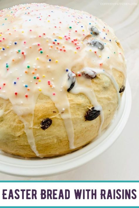 Easter bread with raisins Easter Bread With Raisins, Bread With Raisins, Babka Bread, European Cakes, Easter Bread Recipe, Bread Toppings, Crock Pots, Chocolate Babka, Russian Food