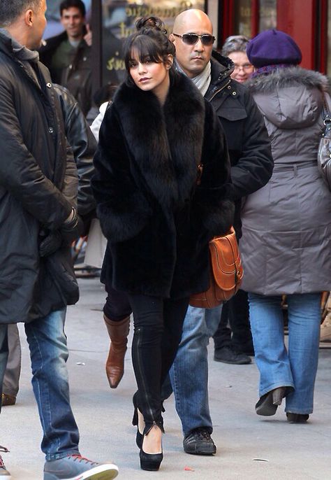 Vanessa Hudgens Black Fur Outfits Women, Fur Cover Up, Vanessa Hudgens Bangs, Black Fur Coat Outfit Classy, Black Fur Jacket Outfit, Black Fur Coat Outfit, Estilo Vanessa Hudgens, Black Fur Jacket, Vintage Fur Coat