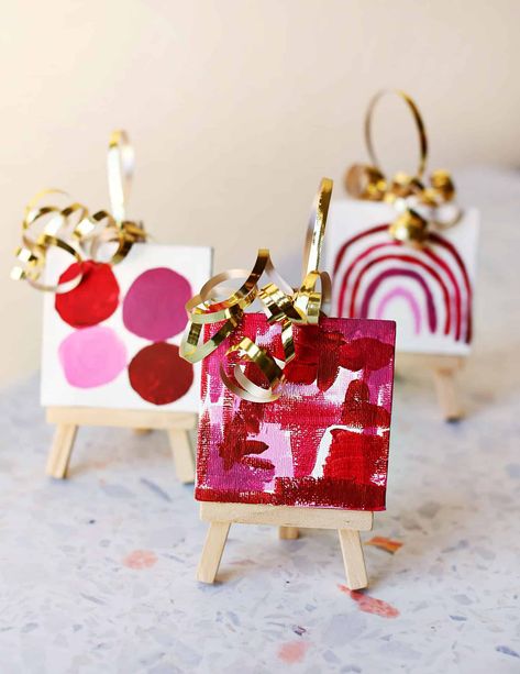 DIY Mini Art Easel Ornaments - A Beautiful Mess Mini Canvas Ornaments, Holiday Window Display, Christmas Crafty, Thrifty Decor Chick, Christmas Arts And Crafts, Family Ornaments, Homemade Ornaments, Art Easel, A Beautiful Mess