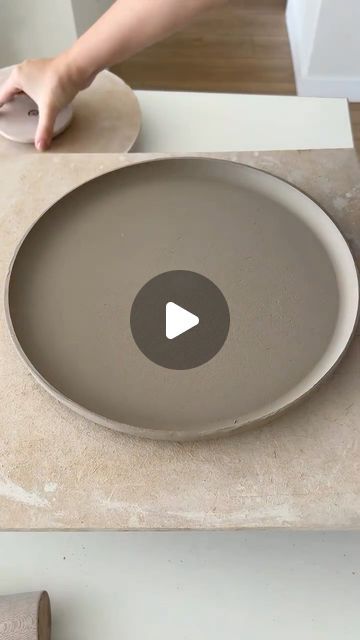 Lucia Fuentes | Ceramica hecha a mano on Instagram: "Finde de cerámica haciendo platitos 😍 Hace tiempo compré estas formas para platos de @finpotterytools y, después de usarlas varias veces, ¡puedo decir que son increíbles! 🙌 Los platos quedan perfectos siempre ✨💯
#pottery #potteryplate #ceramics" Ceramic Tools, Ceramics, Tools, On Instagram, Instagram