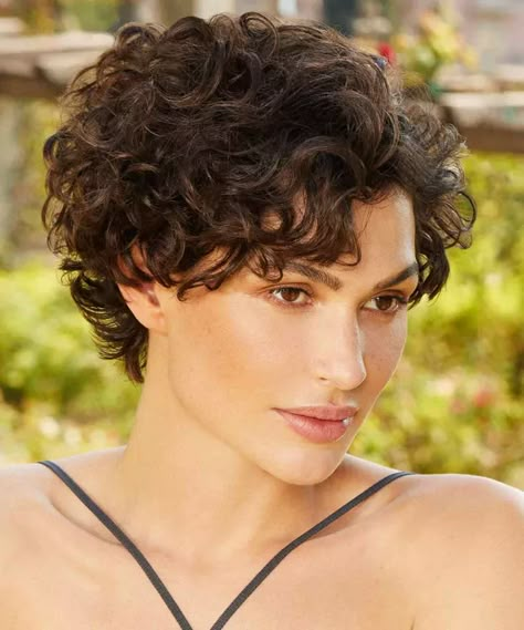 Tagli capelli ricci corti scalati 2023 Short Haircuts For Thinning Hair Older Women Over 50 Curly, Wavy Pixie Haircut, Short Layered Curly Hair, Wavy Pixie Cut, Short Curly Hairstyles For Women, Short Wavy Haircuts, Curly Pixie Hairstyles, Natural Curly Hair Cuts, Curly Hair Photos