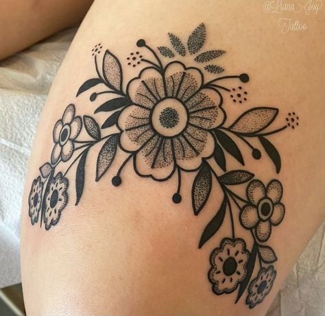 Shoulder Neo Traditional Tattoo, Womens Around The Knee Tattoo, Traditional Floral Knee Tattoo, Traditional Flower Back Tattoo, Front Of The Leg Tattoos For Women, Circular Knee Tattoo, Under Knee Tattoos Women Traditional, Traditional Flower Tattoo Black And White, Soft Traditional Tattoo