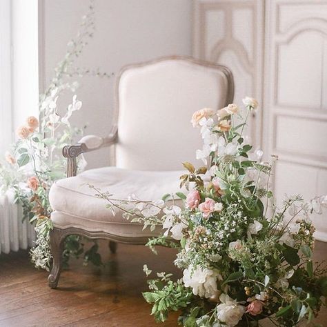 Brides Chair, Ruangan Studio, Brides Room, Photoshoot Backdrops, Floral Chair, Decor Studio, Wedding Design Decoration, Studio Backdrops, Wedding Decor Inspiration