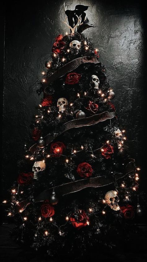 Black Christmas Decorations, Halloween Christmas Tree, Christmas Tree Inspo, Scary Christmas, Creepy Christmas, Dark Christmas, Christmas Themes Decorations, Black Christmas Trees, God Jul