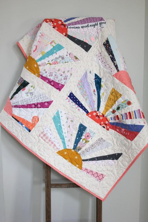 Memory Quilt Ideas, Sunshine Quilt, Throw Quilts, Old Baby Clothes, Baby Clothes Quilt, Keepsake Quilting, T Shirt Quilt, Quilt Baby, Quilting Inspiration