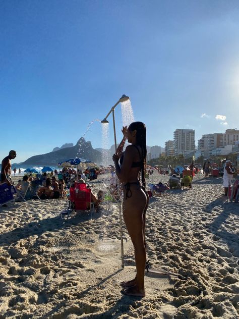 Praia 
Rio de Janeiro Rio Instagram Pictures, Rio De Janeiro Photo Ideas, Copacabana Aesthetic, Rio Aesthetic, Rio Photos, Brazil Culture, Latina Aesthetic, Brazil Travel, Summer Pictures