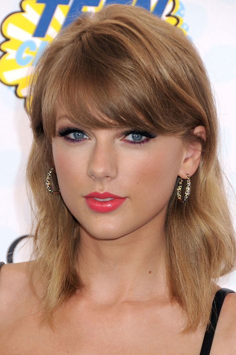 Hairstyles Taylor Swift, Uñas Taylor Swift, Taylor Swift Face, Taylor Swift Bangs, Red Carpet Hairstyles, Taylor Swift Nails, Taylor Swift Red Carpet, Red Carpet Hair, Music Page