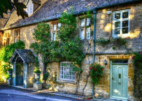 Cotswold cottages, Stow-on-the-Wold, Gloucestershire. Cotswold Cottages, Small Rustic House, Garden Homes, Stow On The Wold, British Cottage, Cotswolds Cottage, Cotswolds England, Rustic House Plans, English Cottage Garden