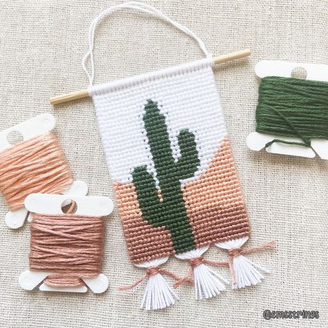 Cactus Bracelet Pattern, Alpha Wall Hanging, Mini Macrame Wall Hanging, Alpha Bracelets, Bracelet Book, Friendship Bracelet Ideas, Cool Friendship Bracelets, Bracelets Macrame, Cactus Wall