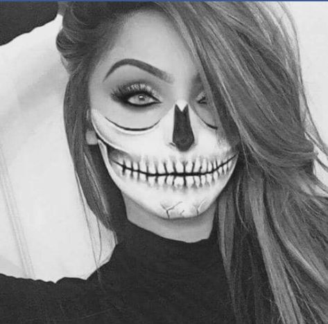 Skeleton Costume Women, Skeleton Face Makeup, Half Skull Makeup, Halloween Skeleton Makeup, Maquillage Halloween Simple, Halloween Makeup Clown, Halloween Make-up Looks, Halloweenský Makeup, Half Skull