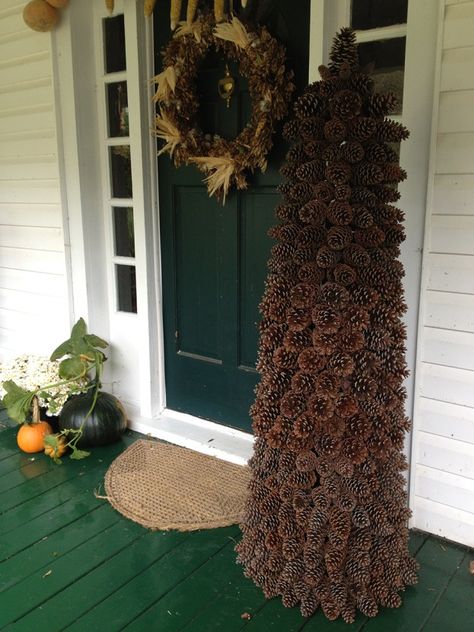 Wow! Check out this tutorial for making a pine cone tree. Perfect for Fall and Winter! Pine Cone Tree, Pine Cone Christmas Tree, Retro Thanksgiving, Decorated Wreaths, Christmas Cones, Pine Cone Art, Cone Trees, Cone Christmas Trees, Tomato Cages