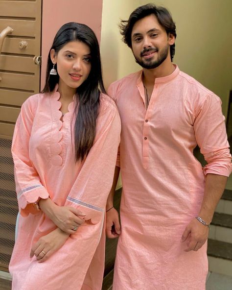 Cute Couple Couple Kurta Design, Couple Dress Matching Indian Casual, Couple Dress Matching Indian Simple, Couple Dress Matching Indian, Couple Twinning Outfits, Dress Desgines, Couple Dress Matching, Mens Dresses, Couples Dress