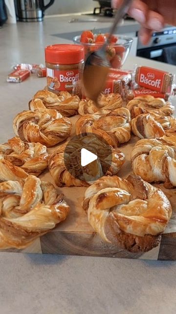 Biscoff Puff Pastry Twists, Puff Pastry Biscoff Christmas Trees, Biscoff Pastry Swirls, Biscoff Puff Pastry, Nutella Twists Puff Pastries, Puff Pastry Ideas Desserts, Braided Puff Pastry, Puff Pastry Cake, Puff Pastry Snacks