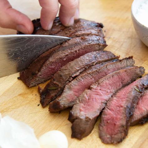 Marinated and Grilled Flat Iron Steak Flat Iron Steak Recipes, Easy Scalloped Potatoes Recipe, Flank Steak Recipes, Flat Iron Steak, Grilled Flank Steak, Sous Vide Recipes, Marinated Steak, Sous Vide Cooking, Steak Fajitas