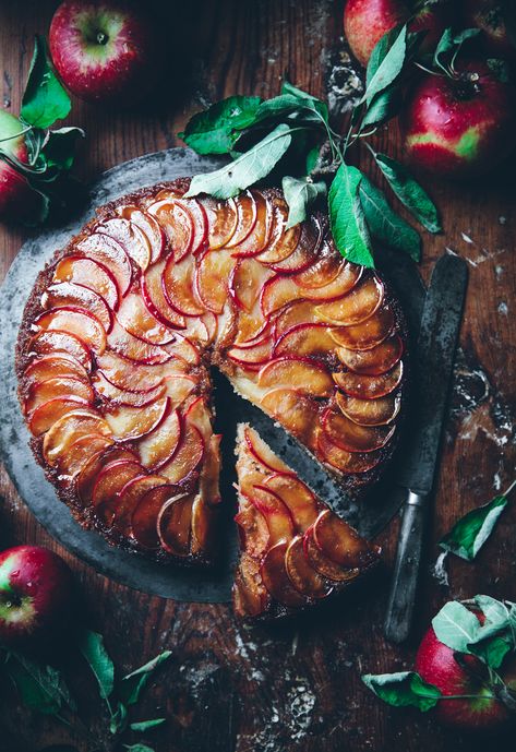 Caramel Apple Upside Down Cake Best Caramel Apples, Sweet Food Photography, Caramel Apple Upside Down Cake, Baked Caramel Apples, Apple Upside Down Cake, Banana Upside Down Cake, Call Me Cupcake, Caramel Apples Recipe, Baked Caramel