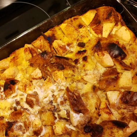 Turn leftover bread and leftover eggnog into something beyond 'leftovers' during this holiday season using this bread pudding recipe. Breakfast Custard, Pumpkin French Toast Bake, Apple Bread Pudding Recipe, Eggnog Bread Pudding, Donut Bread Pudding, Apple Bread Pudding, Eggnog Bread, Eggnog Dessert, Donut Bread