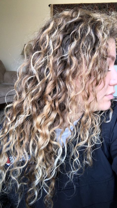 Full Foil Highlights Curly Hair, Heavy Blonde Highlights On Curly Brown Hair, Curly Blonde Balayage Curls, Highlight For Curly Hair Natural Curls, Icy Blonde Highlights Curly Hair, Blond Curly Hair Highlights, Ash Blonde Balayage Curly Hair, Brown To Blonde Balayage Curly Hair, Blonde Curly Balayage