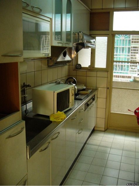 Chinese Kitchen Tokyo Home Interior, Modern Chinese Kitchen, Chinese Home Aesthetic, Poor Japanese Apartment, Old Japanese Apartment, Chinese Home Interior, Japanese Apartment Kitchen, Modern Japanese Apartment, Chinese Kitchen Design