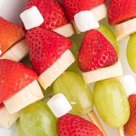 Grinch Fruit Kabobs Grinch Cups, Snack For Christmas, Grinch Fruit, Grinch Fruit Kabobs, Peanut Clusters In Crockpot, Christmas Fruit Salad, Cute Christmas Desserts, Healthy Christmas Treats, Healthy Holiday Treats