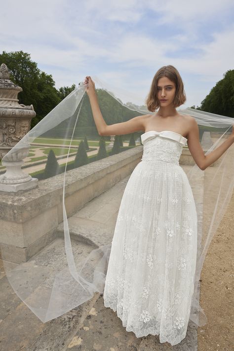 Giambattista Valli launches the “Love” collection Jessica Biel, Wedding Mood, Giambattista Valli, Wedding Dress Inspiration, Bridal Couture, Wedding Looks, Mode Style, Bridal Looks, Wedding Bells