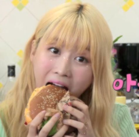 Food Memes, Twice Momo, Sana Momo, Twice Kpop, Chaeyoung Twice, Eat Fruit, Minatozaki Sana, Hirai Momo, Random Image