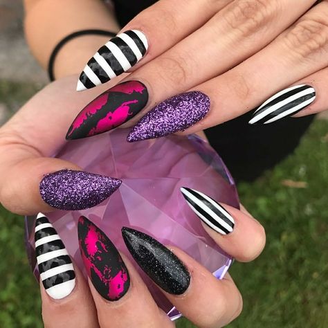 Bright Witchy Nails, Short Stiletto Nails Halloween, Black Nails Acrylic Halloween, Halloween Chic Nails, September Nail Art Ideas, Salem Nails Ideas, Halloween Witch Nails Acrylic, Purple And Orange Nails Halloween, Dark Witch Nails