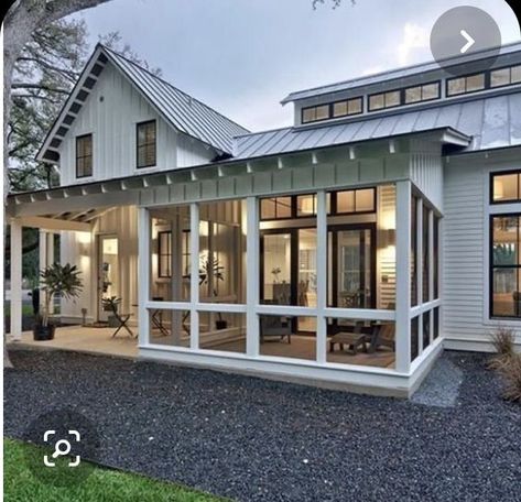 Screened Porch Designs, Home Designs Exterior, Farmhouse Exterior Design, Building A Porch, Sunroom Designs, Modern Farmhouse Home, Casa Country, Modern Farmhouse Design, Modern Farmhouse Exterior