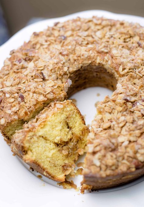 Banana Crunch Cake Banana Crunch Cake Recipe, Banana Crunch Cake, Crunch Cake Recipe, Banana Crumb Cake, Banana Cake Mix, Crumb Cake Muffins, Cake Calories, Cake From Scratch, Sour Cream Pound Cake